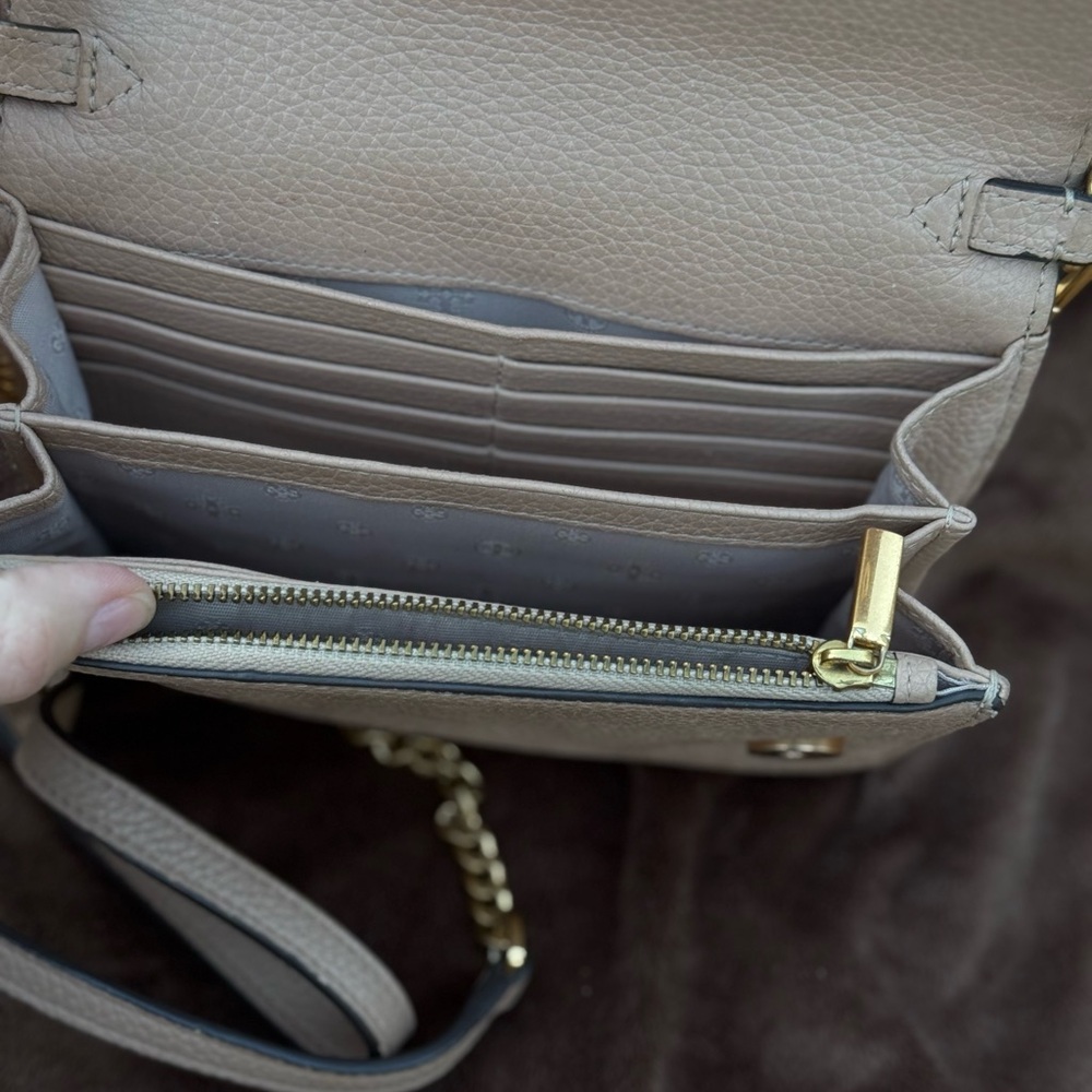 Tory Burch Light Gray Leather Bag with Gold Chain - Picture 5 of 5